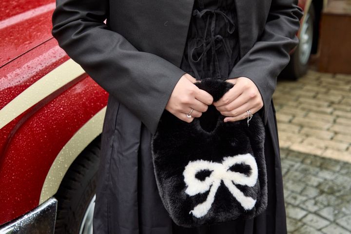 「オールブラック」をセンス良くまとめる秘訣！潔い黒を味方に、遊び心で差をつけて。【ファッジウィークエンド ファッションスナップ】