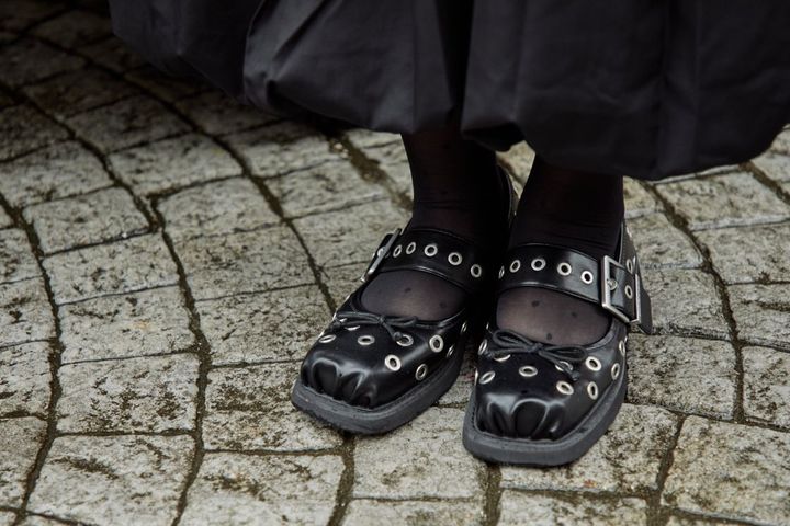 「オールブラック」をセンス良くまとめる秘訣！潔い黒を味方に、遊び心で差をつけて。【ファッジウィークエンド ファッションスナップ】