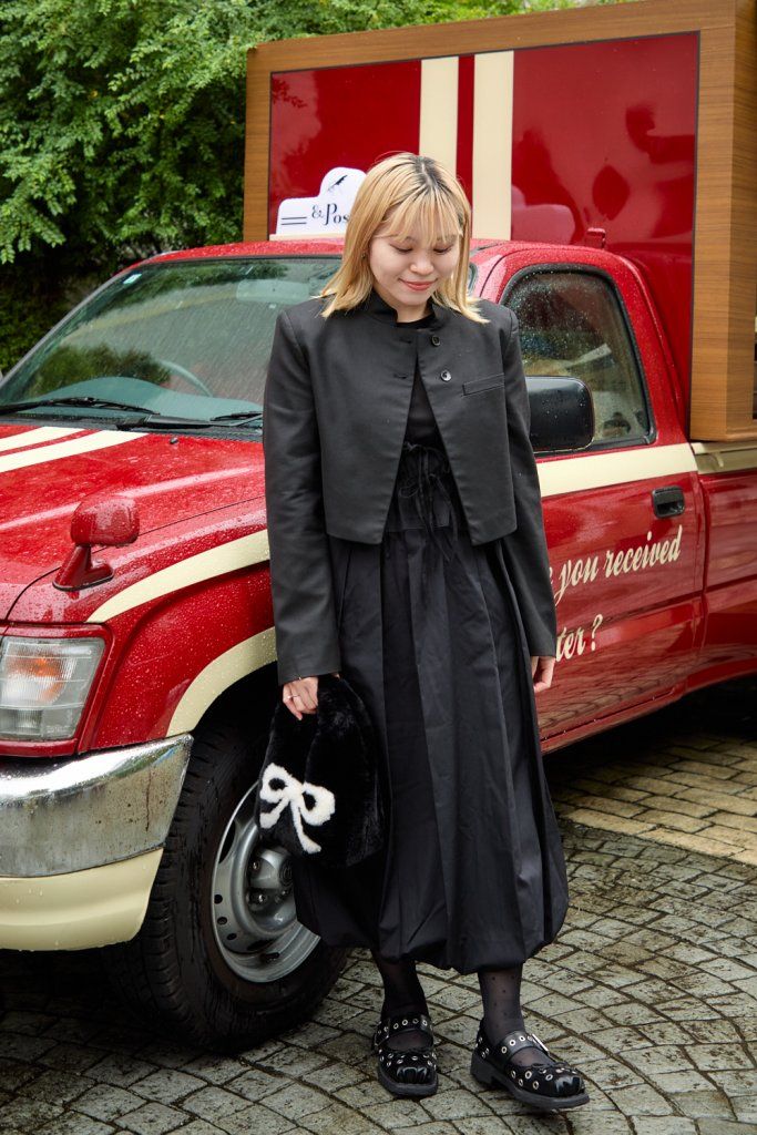 「オールブラック」をセンス良くまとめる秘訣！潔い黒を味方に、遊び心で差をつけて。【ファッジウィークエンド ファッションスナップ】