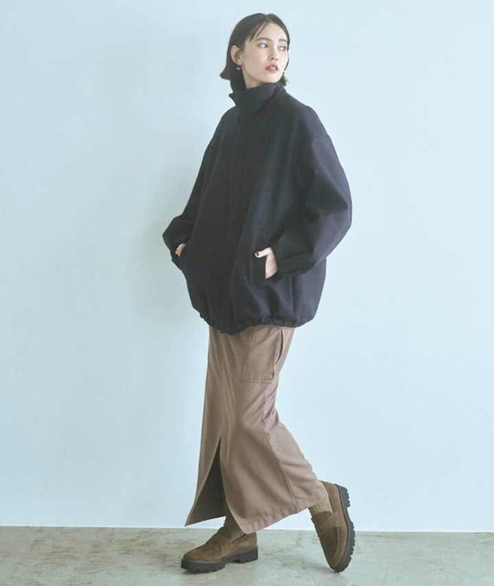 スレンダーなロングスカートでビッグブルゾンのフォルムを強調。色もフォルムもコントラストをきかせて洒落感をアップ。アウター（ファー襟付き）¥107,800（KAY LE） スカート¥30,800（ウィム ガゼット／ウィム ガゼット ルミネ新宿店） ピアス¥59,400（バウゴヘイアン） ローファー¥28,600（2.718／ガリャルダガランテ 青山店） ソックス（スタイリスト私物）