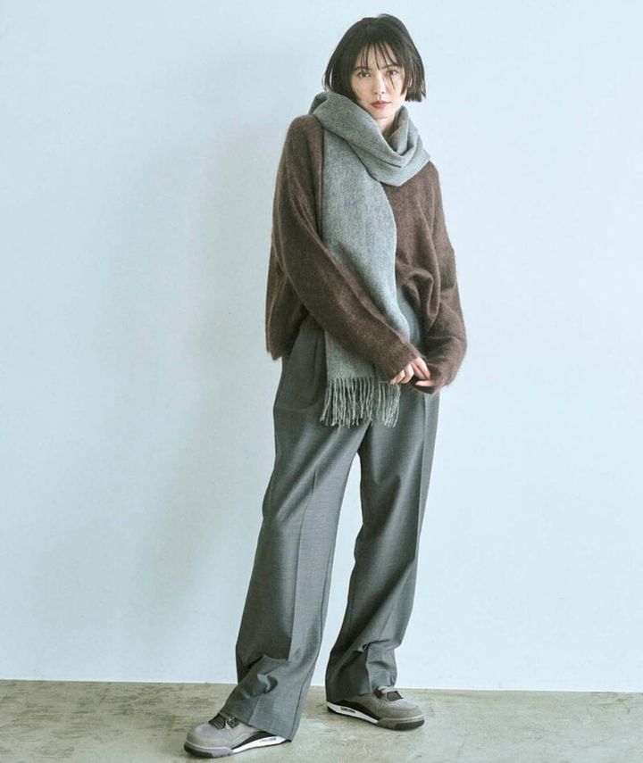端正なグレーのスラックスにブラウンのシャギーニットを合わせて、今の気分と秋らしいぬくもりを投入。グレーのストールを巻いてリラックス感のある大人カジュアルに。ニット¥22,000（ガリャルダガランテ／ガリャルダガランテ 青山店） パンツ¥29,700（ウィム ガゼット／ウィム ガゼット ルミネ新宿店） ストール¥15,950（ツイードミル／セムインターナショナル） スニーカー¥24,750（ジョーダン／アトモス カスタマー）