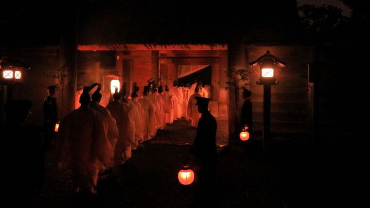外宮の御幌（みとばり）の向こうに姿を消す神職たち。