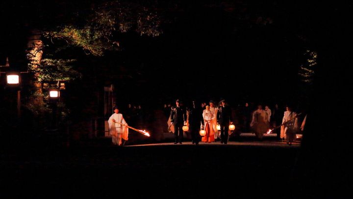 外宮の御正宮へ向けて参進する祭主以下神職たち。