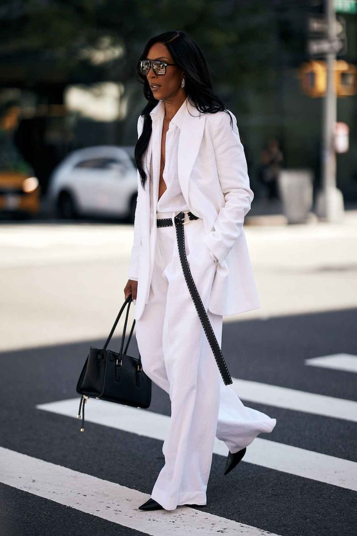 画像: ロングベルトを垂らし縦長効果をプラス