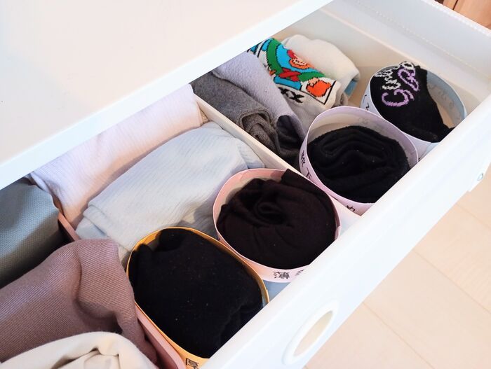 黒タイツに黒ヒートテック…収納が『黒インナーだらけ問題』どうする？→100均アイテムですっきり解決♪