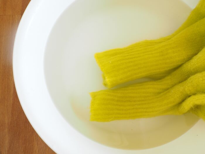 伸びた袖口が復活！お気に入りのセーターをよみがえらせるカンタン裏ワザ♪