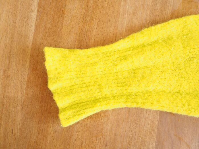 伸びた袖口が復活！お気に入りのセーターをよみがえらせるカンタン裏ワザ♪