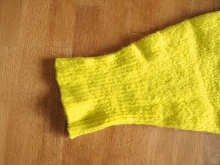 伸びた袖口が復活！お気に入りのセーターをよみがえらせるカンタン裏ワザ♪