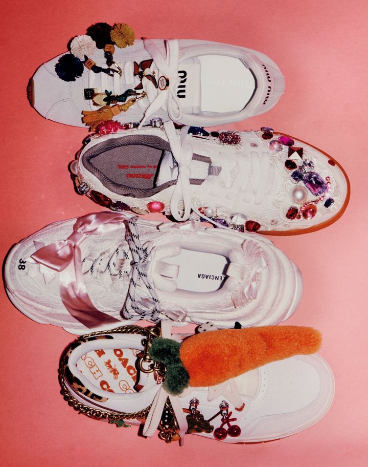 それぞれの個性が本領発揮 チャームやブローチなどによる自由自在なアプローチを要チェック。〈上から〉スニーカー ￥138,600 〈左から時計回りに〉マイクロトリックチャーム（ブルー＆ホワイト） ￥35,200 （バール＆ダークオレンジ） ￥35,200 レザーピンウィールブローチ ￥31,900 ロゴブローチ ￥29,700 マイクロトリックチャーム（マスタードイエロー） ￥31,900 （サンド＆レッド） ￥31,900 ダイスチャーム ￥22,000（すべて予定価格）／すべてMIU MIU（ミュウミュウ クライアントサービス） スニーカー ￥68,200／COMME DES GARÇONS GIRL × MIZUNO（コム デ ギャルソン） スニーカー ￥170,500（予定価格）／BALENCIAGA（バレンシアガ クライアントサービス） スニーカー ￥28,600 〈左から〉チェーン ストラップ ￥25,300 キャロット バッグチャーム ￥33,000／すべてCOACH（コーチ・カスタマーサービス・ジャパン） 〈左から時計回りに〉ダイスバッグチャーム ￥3,300 スターバッグチャーム ￥3,300 レッドチェリーバッグチャーム ￥3,300 ベアバッグチャーム ￥3,300／すべてCOACHTOPIA（コーチ・カスタマーサービス・ジャパン）