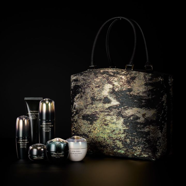 「フューチャーソリューションLX」の現品サイズのフルラインと、茶箱をイメージした西陣織で制作したホソオ特注のバニティバッグをセット。SHISEIDO フューチャーソリューションLX × HOSOO ラグジュアリーセット 茶箱バニティ ￥1,100,000（2026年1月9日より限定発売）