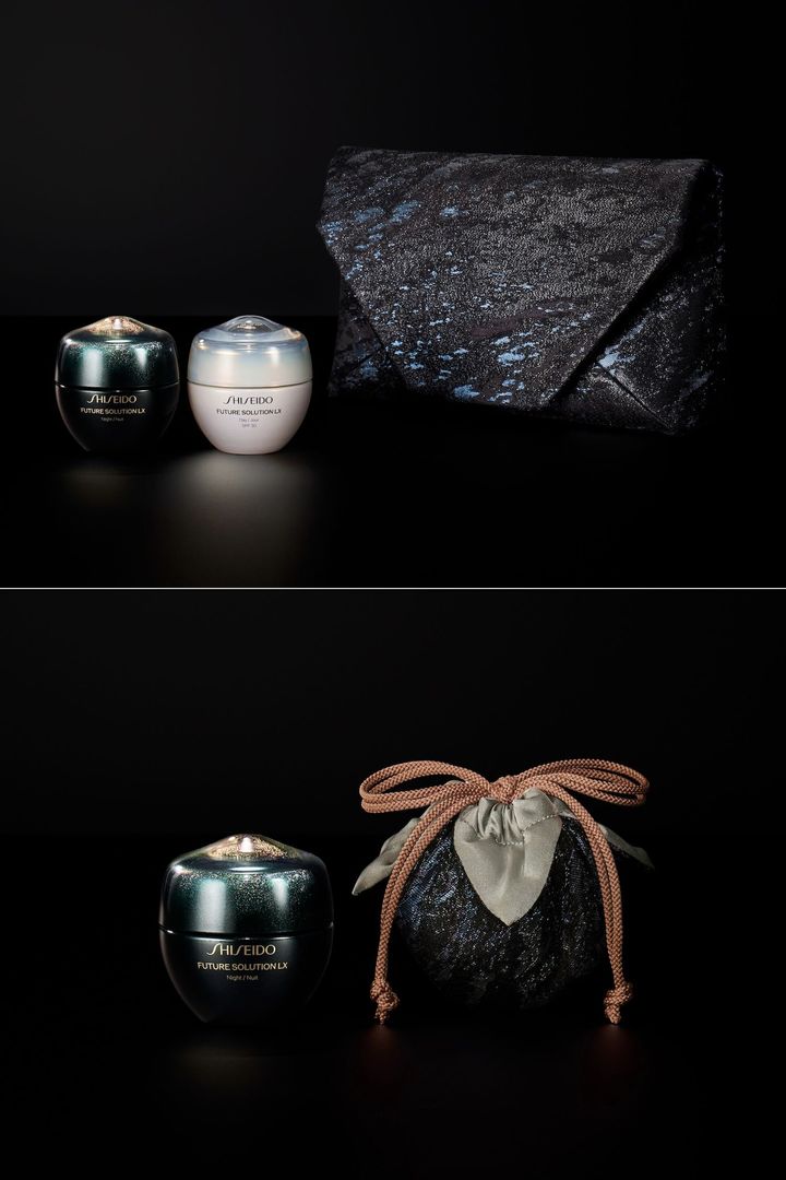 〈上〉茶道具を入れる“数寄屋袋”をモチーフにしたホソオのオリジナルバッグを元にデザインしたバッグに、日中と夜用クリームのそれぞれ現品をセットイン。SHISEIDO フューチャーソリューションLX × HOSOO クリームセット 数寄屋 ￥165,000 〈下〉夜用クリームの現品がすっぽりと収まる、茶道具などを包む袋“仕覆”に想を得た紐を引いて閉じることができる巾着袋のようなポーチ付き。SHISEIDO フューチャーソリューションLX × HOSOO クリームセット 仕覆 ￥55,000（ともに2026年1月9日より限定発売）