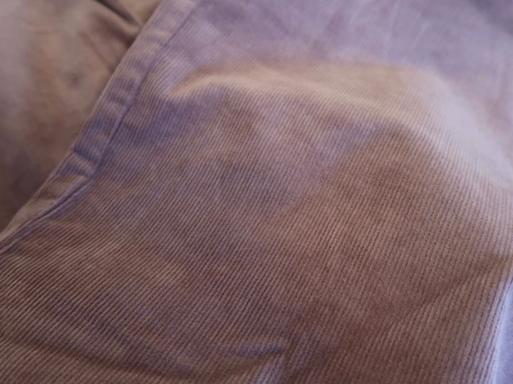 畝が細く、カジュアルになり過ぎないのが大人向け