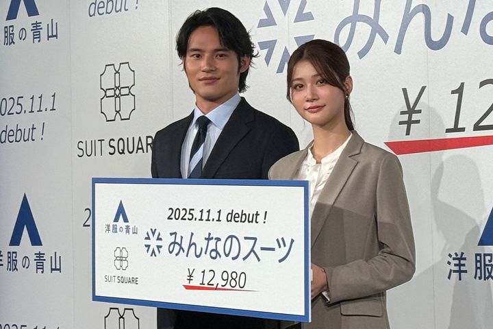 「みんなのスーツ」を着用して発表会に登場した水上恒司さんと生見愛瑠さん