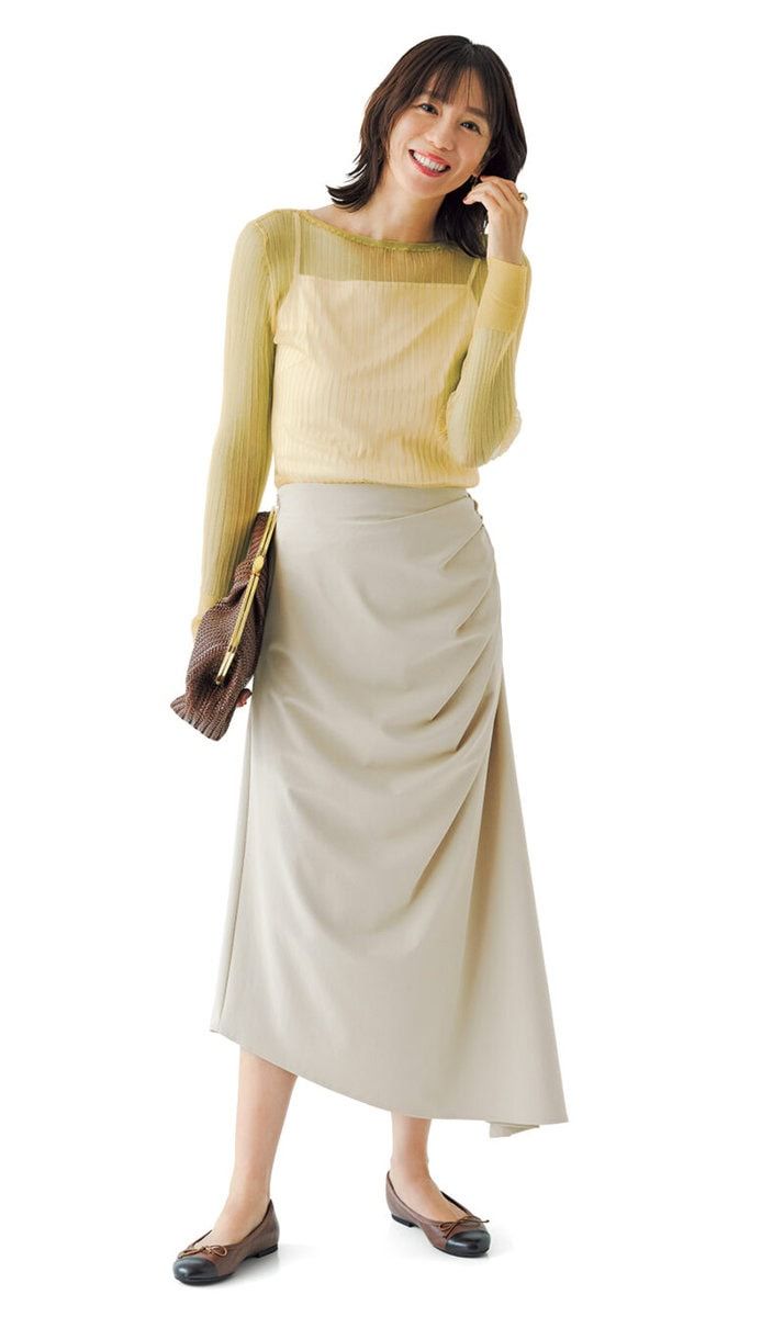 カットソー※インナーキャミソール付き1万9800円（カデュネ／カデュネ プレスルーム） スカート2万5300円（プロタゴニスタ／アマン） クラッチ9万9000円（トラモンターノ／ピモンテ） ピアス4万9500円（テッド・ミューリング／カ・ジツ） リング7800円（コフルジュエリー／ロードス）