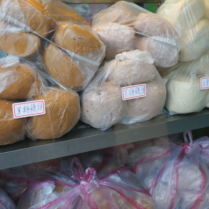 保冷バッグでたくさん持ち帰る定番みやげは、野菜まんやタロイモケーキなど。