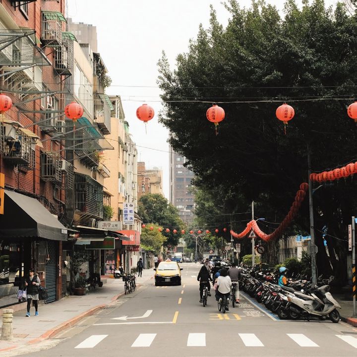 色彩豊かな街並みを眺めながら美味しいもの探し。