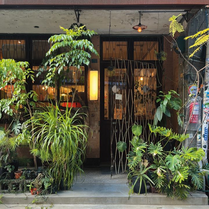 路地裏にある『荒花書店』は、雑貨やZINEなどの販売やギャラリーも併設。「好きな独立系書店がたくさんあるのも、台湾に住むきっかけに」