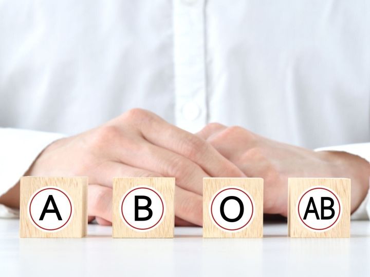 【小児科医が解説】血液型は自費で調べられますが、必ずしも必要ではありません。血液型を知らなくても、輸血ができないといった医療的なデメリットはないのです。血液型を知るメリット・デメリットを、分かりやすく解説します。（※画像：shutterstock.com）