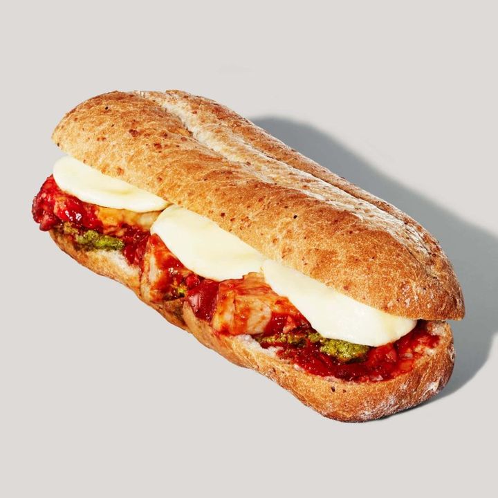 「トマトモッツァレラ＆バジルチキン 石窯フィローネ」（リニューアル） 630円