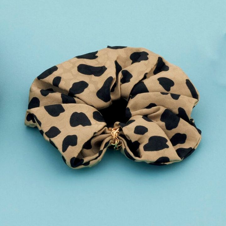 カサンドラ シュシュ5万2800円（サンローラン バイ アンソニー・ヴァカレロ／サンローラン クライアントサービス）