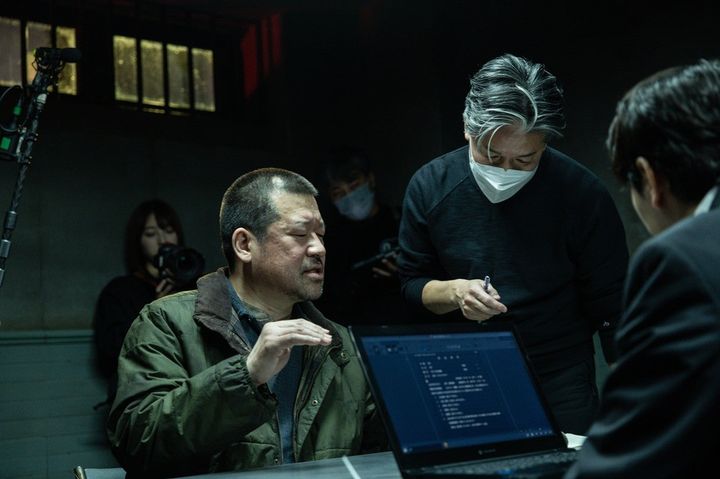 メイキング：取調室でスズキタゴサクを演じる佐藤さん (c)呉勝浩／講談社 (c)2025映画『爆弾』製作委員会