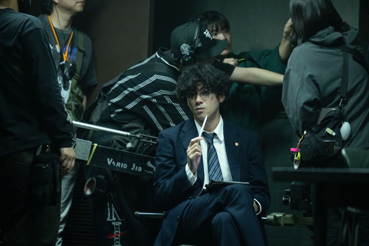 メイキング：撮影合間の山田さん (c)呉勝浩／講談社 (c)2025映画『爆弾』製作委員会