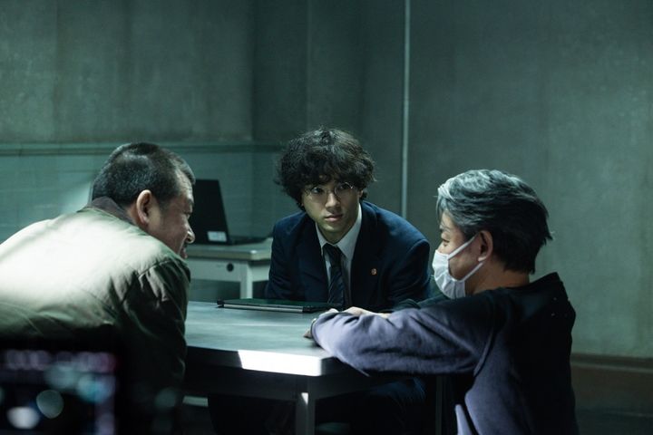 メイキング：取調室で佐藤二朗さんと山田裕貴さん (c)呉勝浩／講談社 (c)2025映画『爆弾』製作委員会
