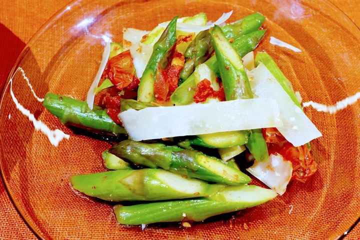 「アスパラガスとドライトマトのサラダ」