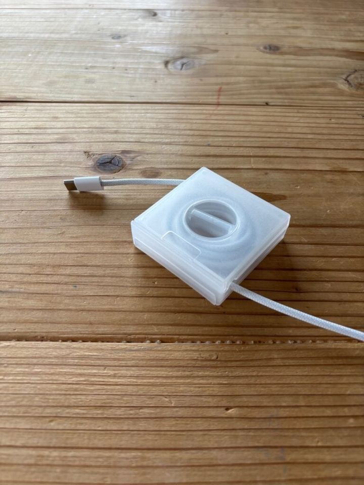 ポリプロピレン スマホスタンド付ケーブル収納 ￥190／無印良品