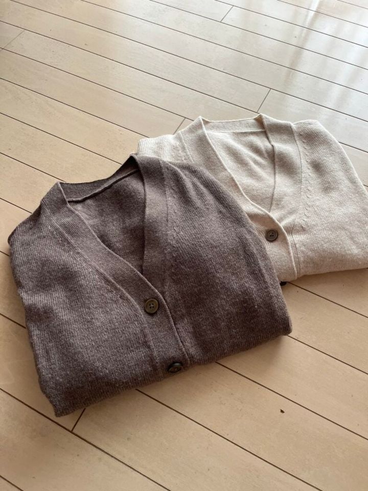 婦人 洗えるウールミドルゲージＶネックカーディガン ￥4,990／無印良品