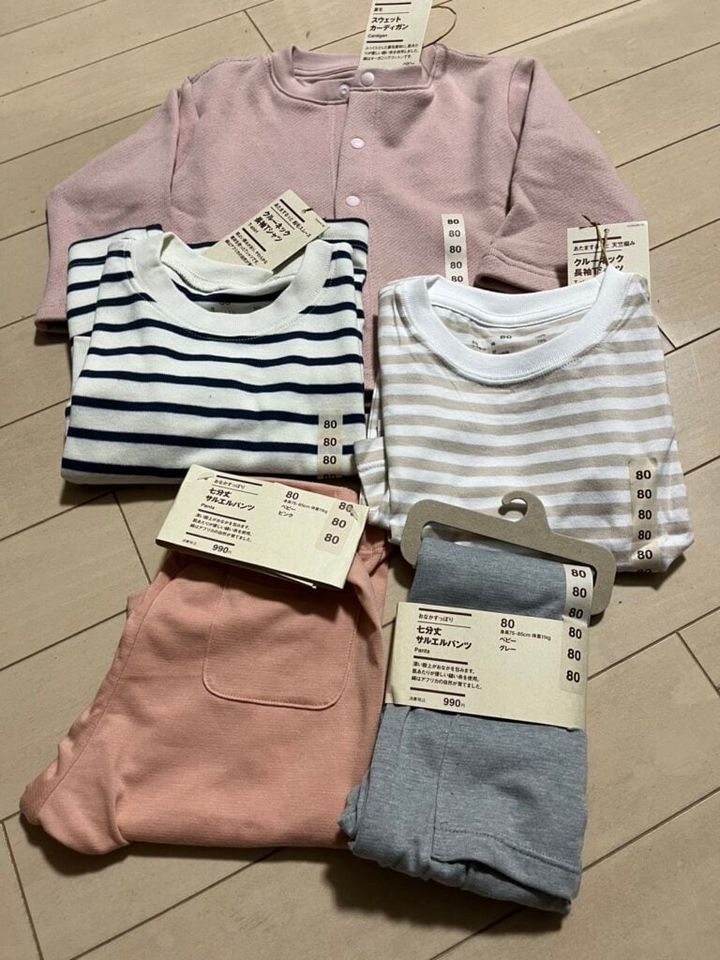 ベビー 裏毛 スウェットカーディガン ￥1,990、ベビー あたまするっと 天竺編みクルーネック長袖Ｔシャツ ボーダー ￥790※セール価格、おなかすっぽり 七分丈サルエルパンツ ￥990／無印良品