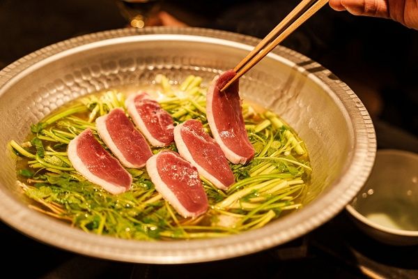 【東京都渋谷区】「ファイヤーバード恵比寿」で秋田県産「三関せり」を使用した「鴨セリ鍋コース」発売