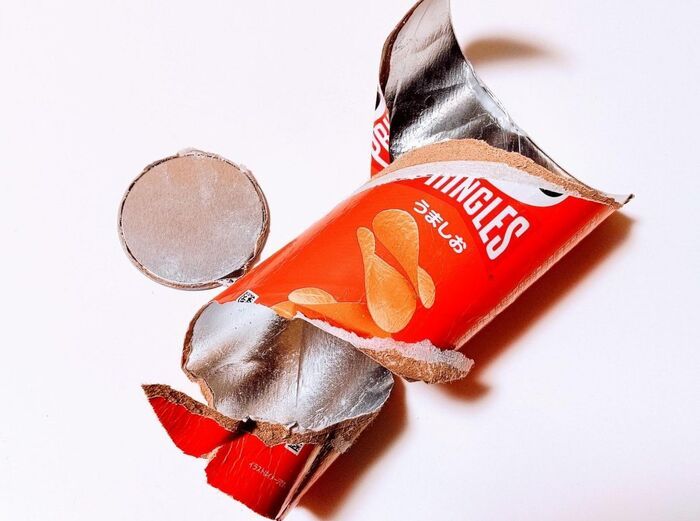 実は11年前から答えが出てた…！公式が教える『プリングルズ容器の捨て方』ハサミは使いません！