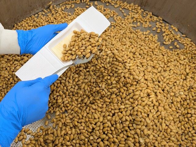 職人さんが手で盛り付けています