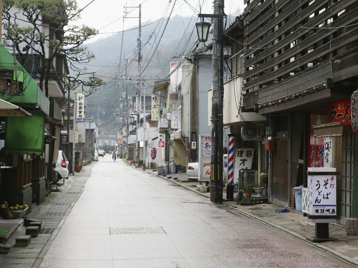 湯郷温泉は、岡山県美作（みまさか）市に位置し、1200年前に白鷺によって発見されたという伝説を持つ歴史ある名湯です。岡山県を代表する美作三湯の1つに数えられ、肌を優しく包む泉質から「美肌の湯」として女性に人気を集めています。