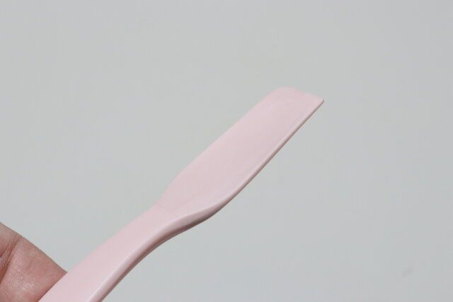 セリアの夜美人 トリートメント スクラブ用スプーンの先端は柔らかめの素材できている