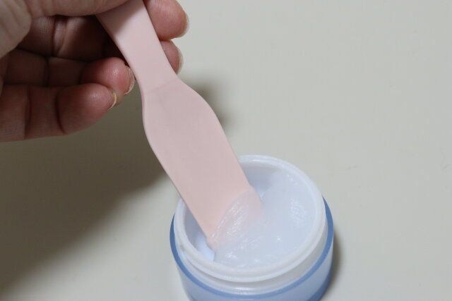 セリアの夜美人 トリートメント スクラブ用スプーンはスコップ形状ですくいやすい