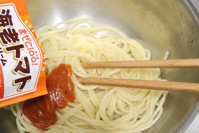 ダイソーのまぜCiao！海老トマトクリームをパスタに絡める