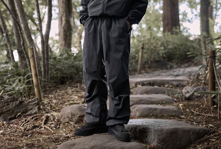 また、ARKnetsにより特別にデザインしたニータック仕様のワイドパンツは、ウエストとレングスの公式サイズバランスをミックスさせた独自設計を採用。迫力あるワイドシルエットを実現したARKnets渾身の一本となっている。