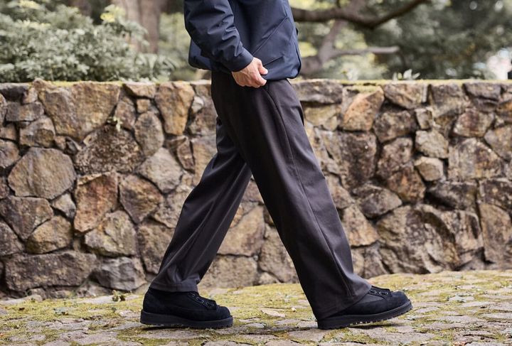 Goldwinらしいミニマルなデザインで、機能性と利便性に優れたワイドトラウザー「25SS別注 Dry Stretch Twill Tuck Pants」が、25FW仕様で新たに展開。今季はウエストに従来のスピンドル仕様を残しつつベルトループを追加したベルト対応で、きれいめな要素をプラス。