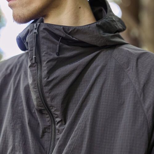 「この優秀セットアップの“進化素材”がすごい」ARKnets別注ゴールドウインは“究極のアーバンウェア”