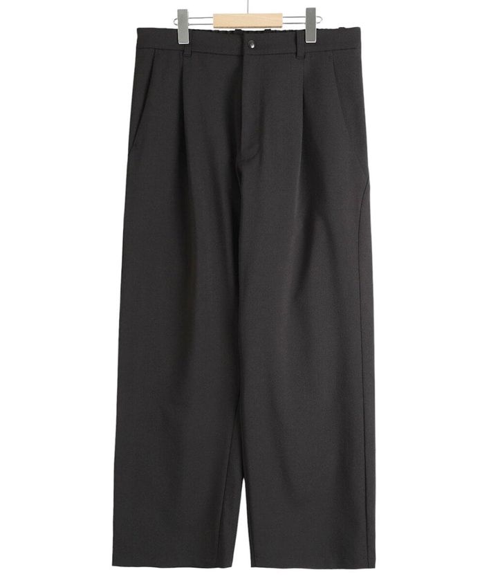 レングスは前回よりやや短めに設定。薄底、厚底シューズともにコーディネートしやすいシューズとのバランスを考慮。深みのあるダークチャコールカラー(本作はドープダイではございません)は、合わせるスタイルを選ばず洗練された印象を与えてくれる。