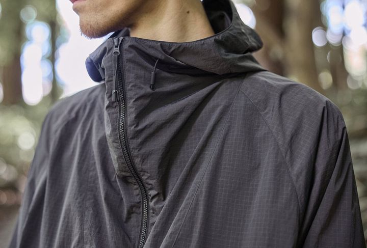 ARKnets（アークネッツ）がGoldwin（ゴールドウイン）へ別注アイテムを依頼。ドープダイ・リップストップナイロンで都会にも自然にも溶け込むセットアップが誕生した。人気を博した25SS別注パンツがさらにアーバン感アップで展開される。