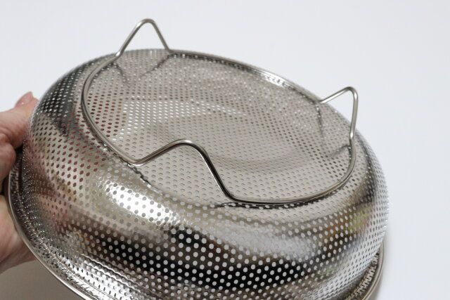 ダイソーの取っ手付浅型パンチングザルの足