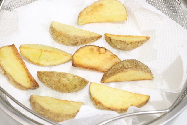 ダイソーの取っ手付浅型パンチングザルは湯切りやおかずを冷ますときに便利