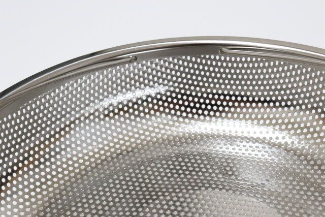 ダイソーの取っ手付浅型パンチングザルは丈夫なステンレス鋼製