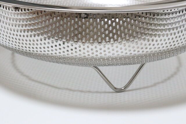 ダイソーの取っ手付浅型パンチングザルの足は高めの設計