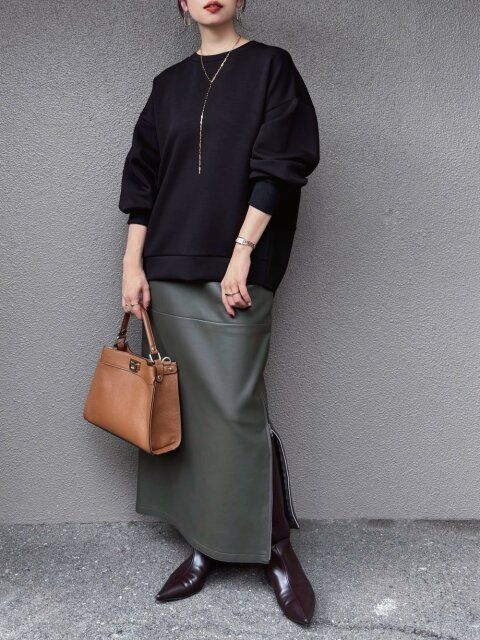 2025秋レザースカート好バランスコーデ