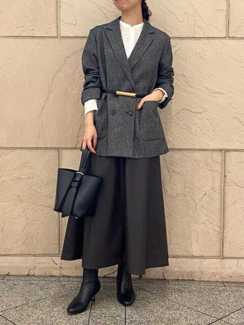 2025秋レザースカートツイードジャケットの上品コーデ