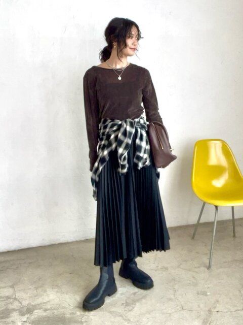 2025秋レザースカートカジュアルコーデ